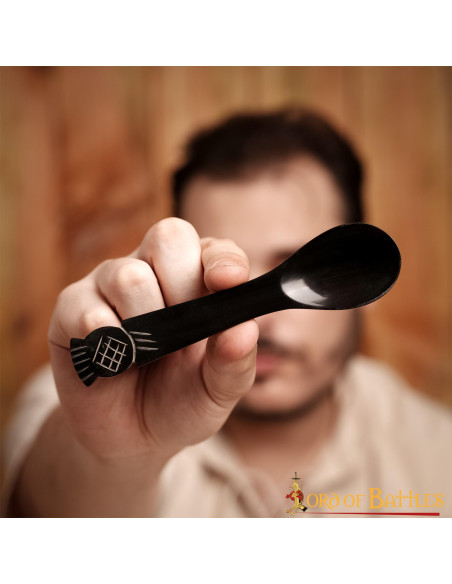 Stel 4 middeleeuwse lepels in ossenhoorn