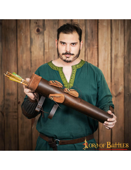 Carcaj en cuero marrón con bolsitas... Carcaj en cuero marrón con bolsitas...