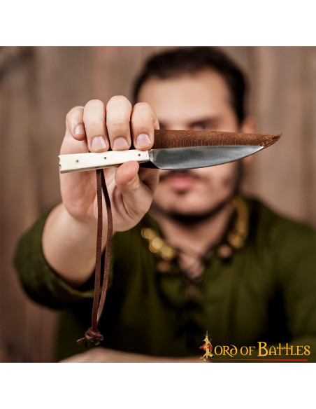 Middelalderkniv med knogleskaft (19 cm.)