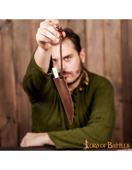 Cuchillo medieval con mango de hueso...