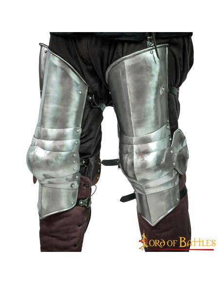 Poten van middeleeuws stalen pantser...