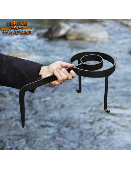 Handgesmeed middeleeuws keukenstatief