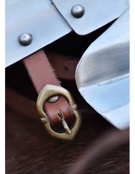 Paar middeleeuwse kniebeschermers in...