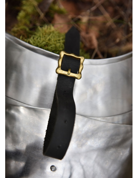 Middelalderlig panserarm og stålpaller