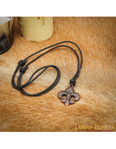 Middeleeuwse hanger fleur de lis in verouderd messing
