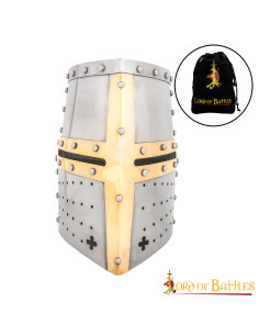 Kreuzfahrerhelm mit Messingkreuz
