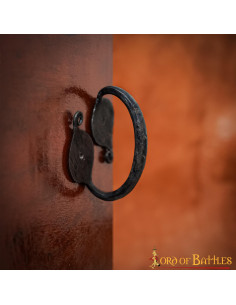Tirador de puerta medieval forjado a mano