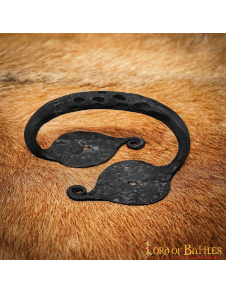 Tirador de puerta medieval forjado a...