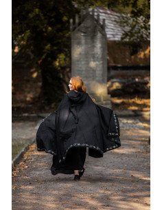 Capa negra de lana medieval con bordados a mano, modelo Alma 2