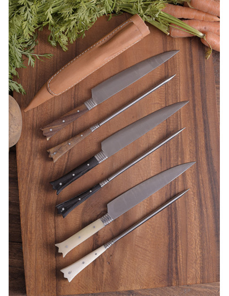 Set aus 2 langen, zinnenbewehrten...