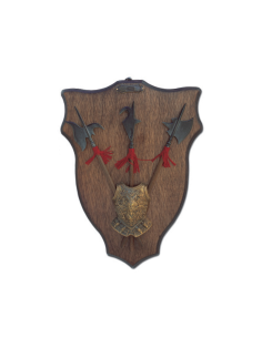 Panoplia medieval con 3 alabardas y peto (40x28 cm.)