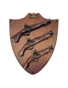 Panoply 3 flintlåspistoler med bord (57x47 cm.)