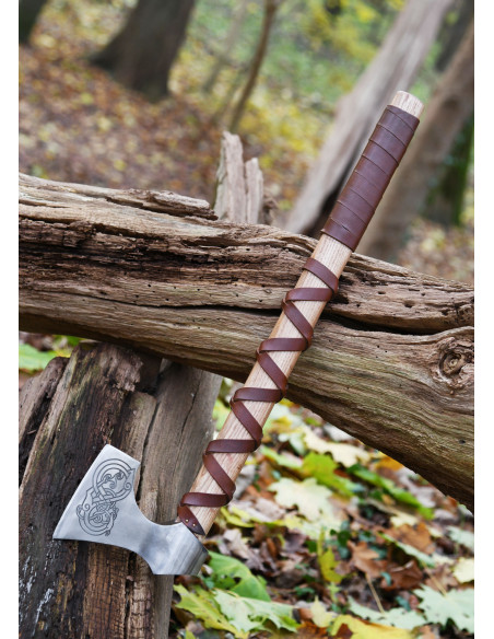 Norsk støbt ståløkse med graveringer...