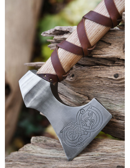 Norsk støbt ståløkse med graveringer...