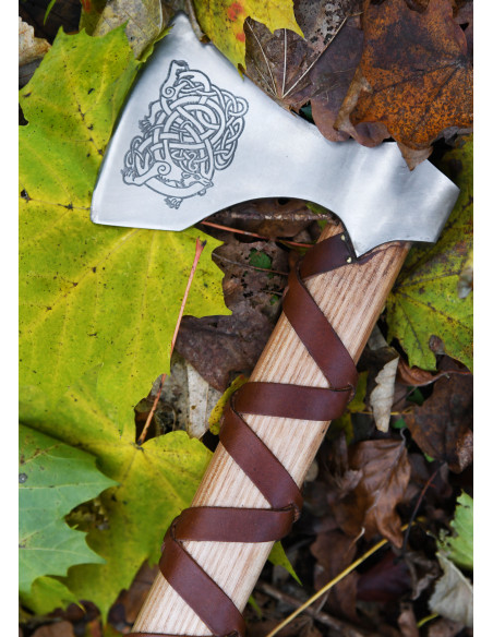 Norsk støbt ståløkse med graveringer...