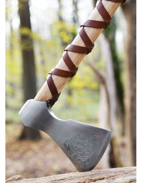 Norsk støbt ståløkse med graveringer...