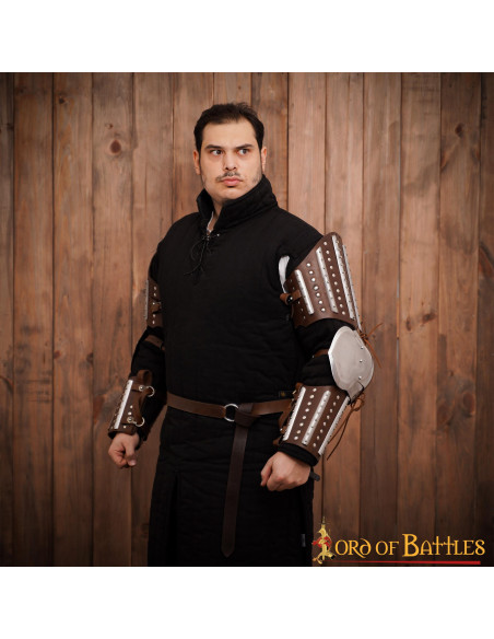 Par historiske middelaldervåben med...