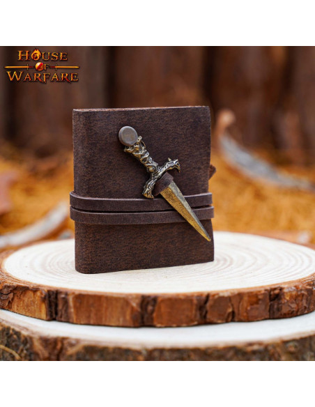 Pequeño diario medieval con mini-daga...