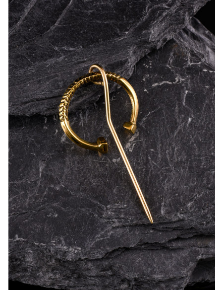 Lille snoet ringbroche, messing (4 cm.)