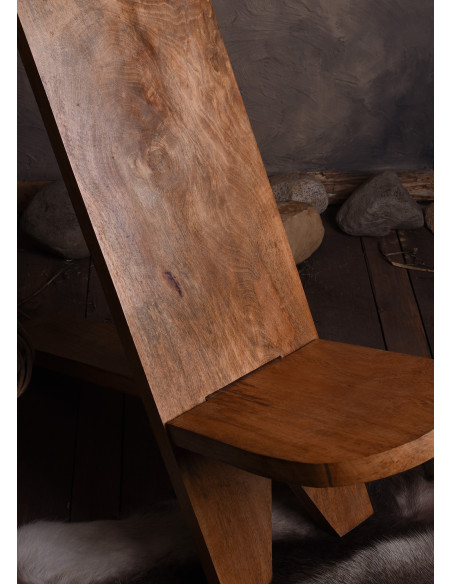 Silla medieval de madera en forma de...