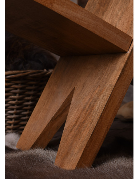 Silla medieval de madera en forma de...