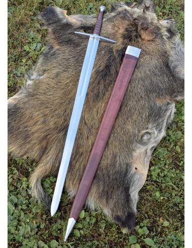 Langt middelalderligt dekorativt sværd med skede (116,5 cm.)
