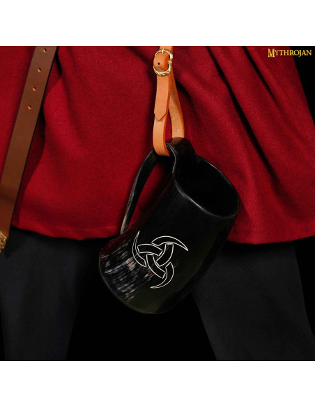 Keltisk knob kande i hornhorn med rem...