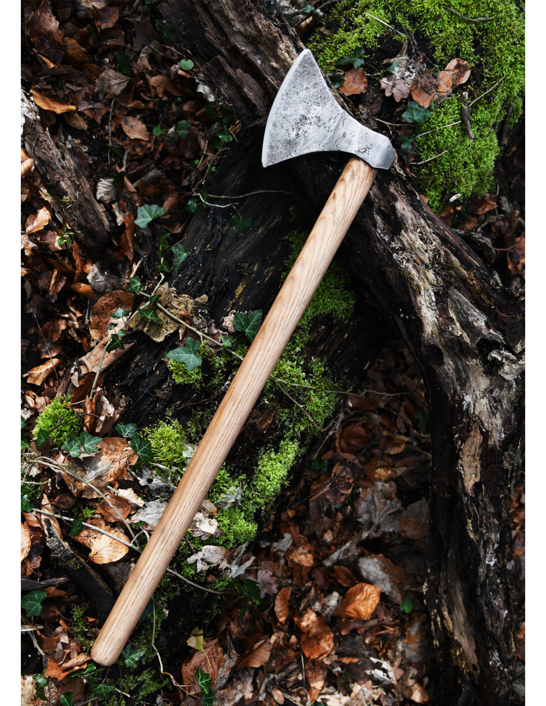 Norse Tradesman Hacha vikinga de dos manos de 24 con cabeza de hacha de  acero al carbono 1095 y eje de madera de teca con runas nórdicas grabadas a