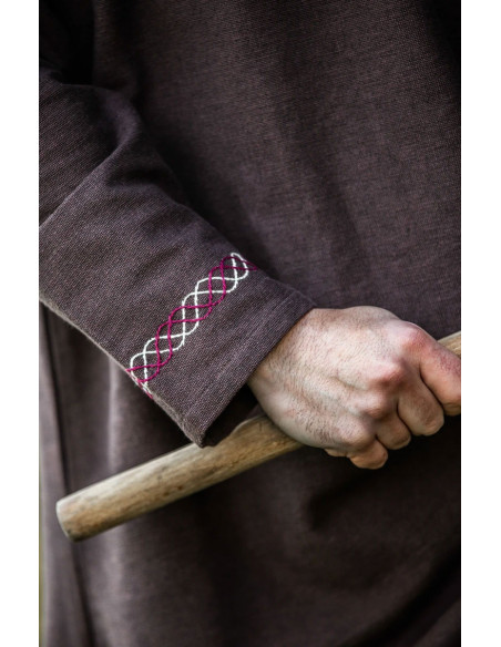 Vikingetunika med Freki-broderi, brun