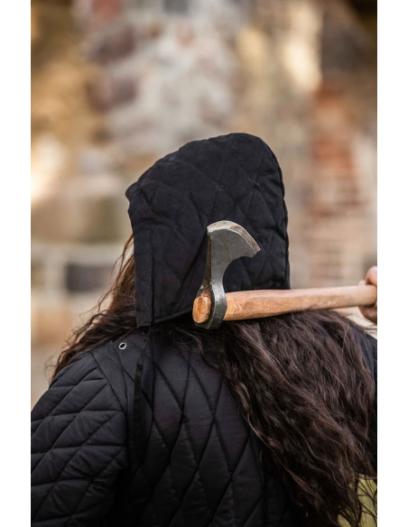 Gewatteerde middeleeuwse cape model...