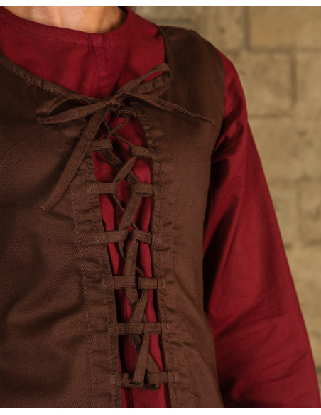 Braunes mittelalterliches Kleidmodell...