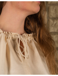 Middelalderbluse i naturhvid bomuld Annabelle model 2