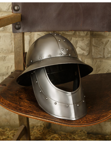 Waterkoker type middeleeuwse helm met vizier