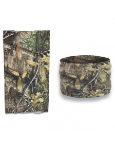 Militaire nekbeschermer met takken voor camouflage.