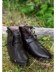 Mittelalterliche Stiefeletten mit Schnürsenkeln, braun...