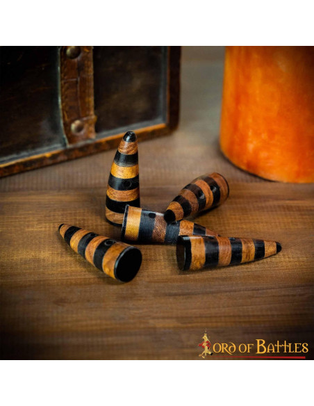 Set mit 5 verzierten Hornverschlüssen...