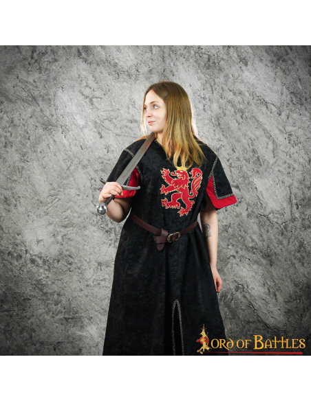 Túnica medieval negra con león rampante