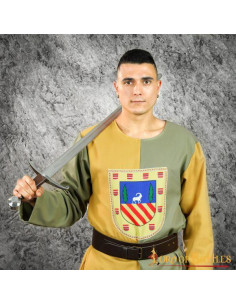 Tabardo medieval bicolor oliva-mostaza con escudo heráldico