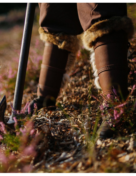 Braune Lederbeinschienen Simons-Modelle