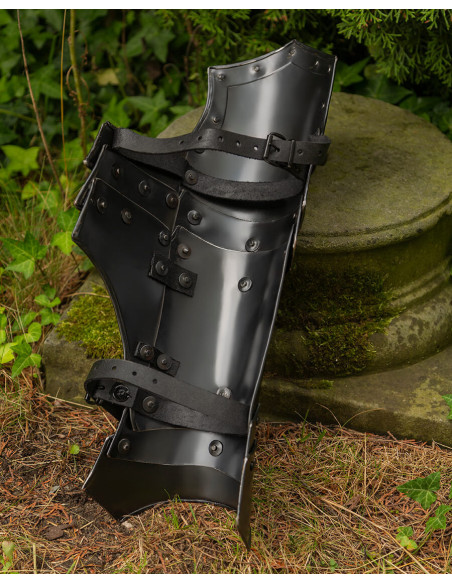 Middelaldergrever i sortfarvet stål....