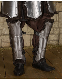 Middelalderlig polstret Fafnir Greaves, poleret finish