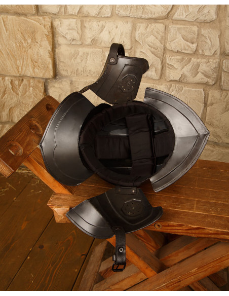 Burgunderroter Helm aus poliertem...