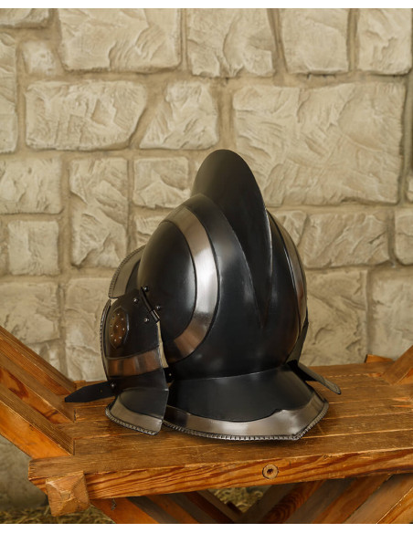 Burgunderroter Helm aus geschwärztem...