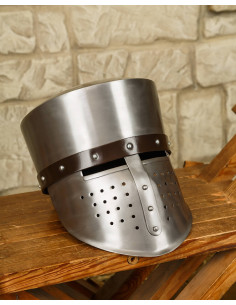 Mittelalterlicher Helm aus poliertem Stahl, Laurin-Modell