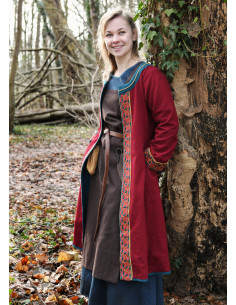 Ella geborduurde Vikingjas in bordeauxrood en blauwgroen...