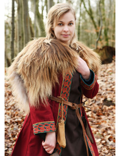 Ella geborduurde Vikingjas in bordeauxrood en blauwgroen... 2