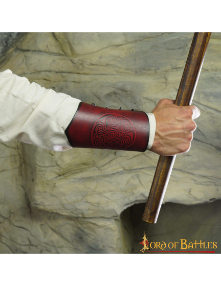 Rødbrune læderarmbånd med præget...