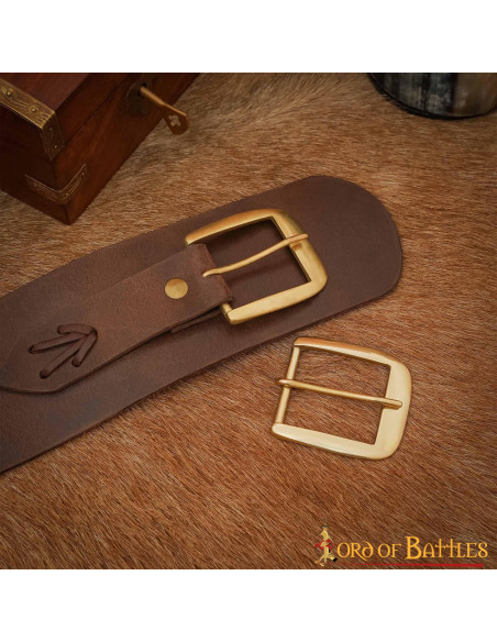 Hebilla medieval hecha a mano, latón... Hebilla medieval hecha a mano, latón...