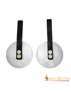 Middeleeuwse stalen roundels, met leren bandjes