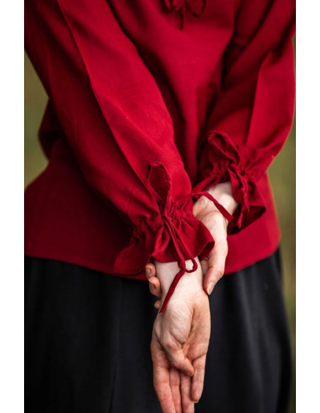 Langärmlige mittelalterliche Bluse